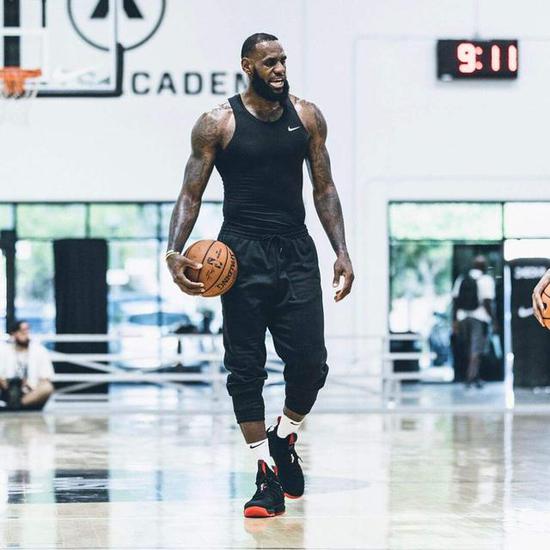 看台嘘声不断，不是因为输球（看台嘘声此起彼伏，原因不在输球）