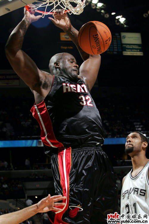 TA：孔帕尼相较图赫尔谦逊很多，不会对高层、球员评头论足（TA：与图赫尔相比，孔帕尼更为谦逊，不对高层和球员妄加评论）