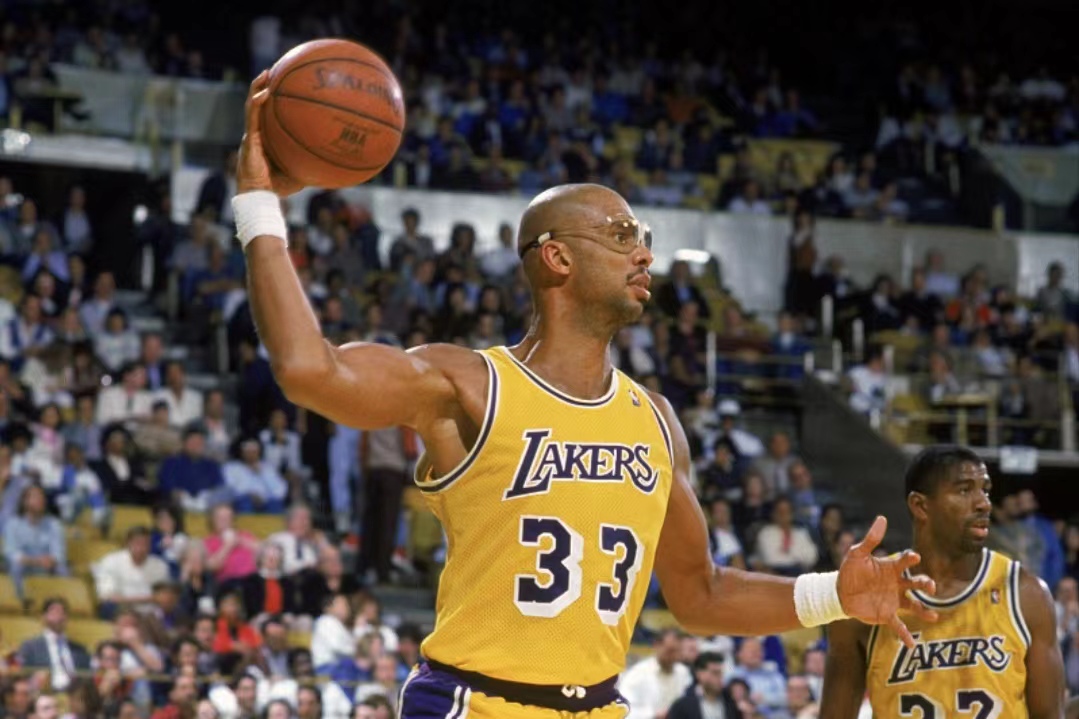 雷迪克：东契奇在并非最佳状态下拿下三双，不可思议的表现（雷迪克盛赞东契奇：状态未达巅峰仍砍三双，令人惊叹）