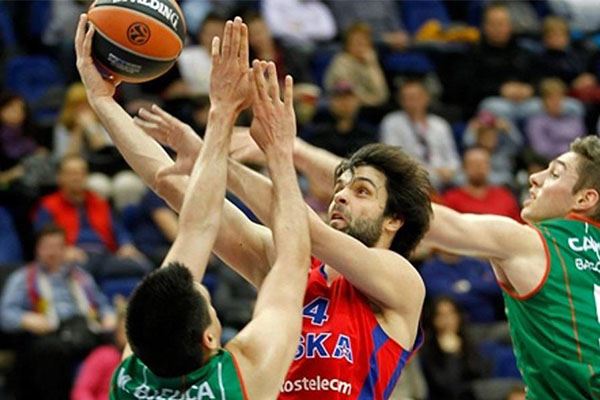 莱奥：我正在学习踢中锋，球队在场内场外都在帮助我（莱奥：正学习胜任中锋，球队场上场下都在帮我）